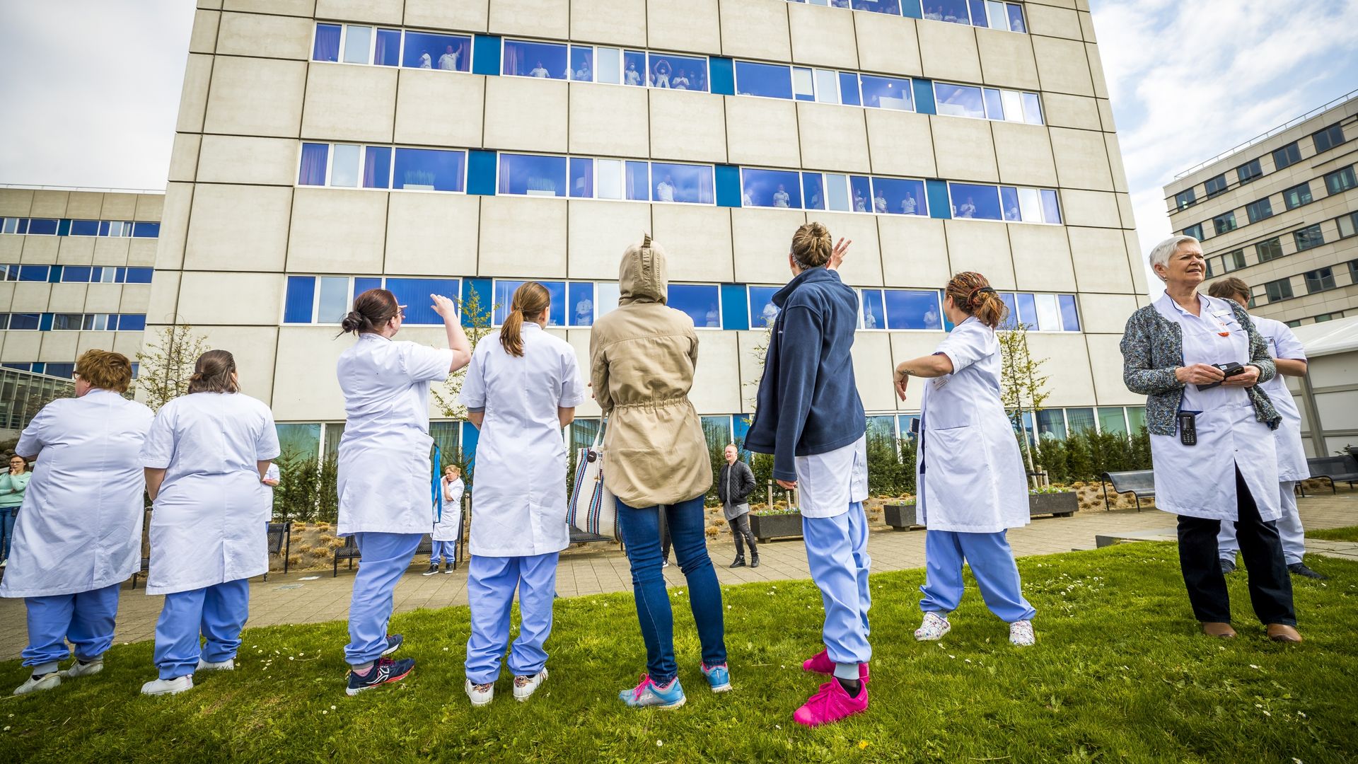 Verpleegsters die naar een gebouw kijken