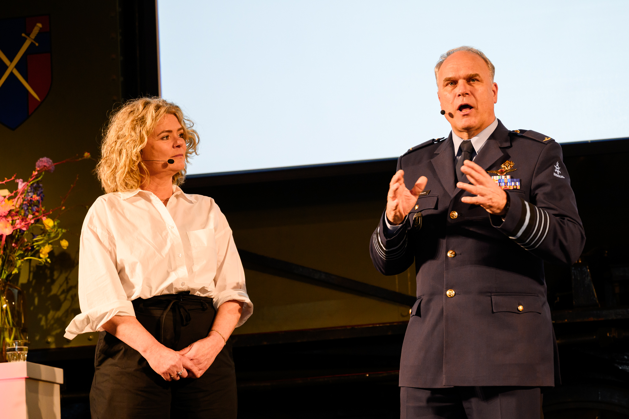 Een man geeft een lezing